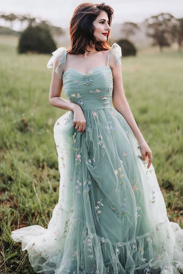 Robe de soirée longue froncée en tulle trapèze vert à bretelles spaghetti avec broderie